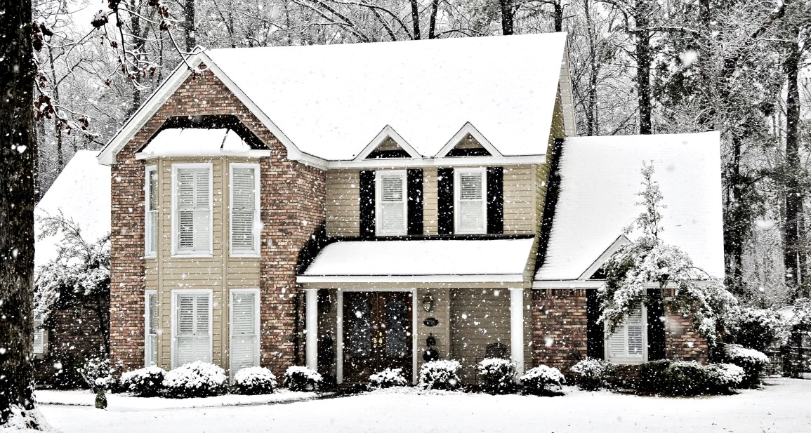 Picture of St. Louis home during the winter with snow falling preparing to get a jump start on the spring selling season